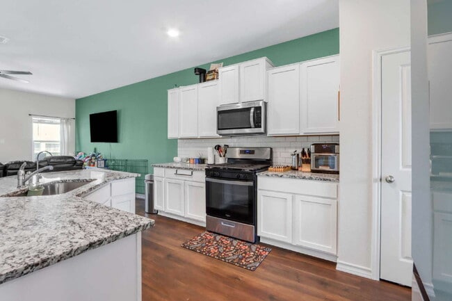 Building Photo - "Spacious 5-Bedroom Home with 3.5 Full Bat...