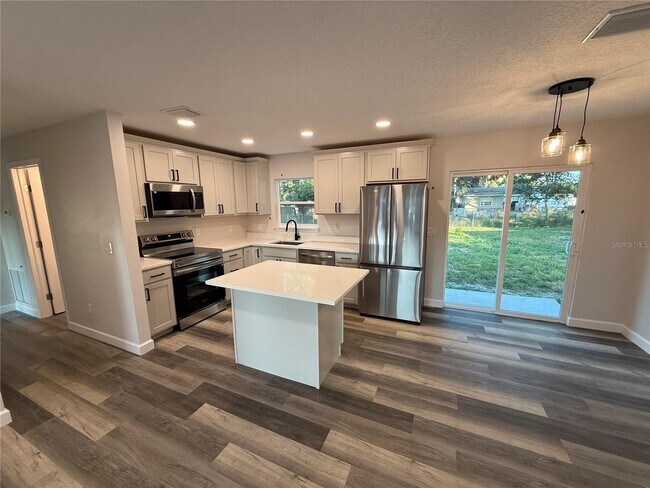 Building Photo - Stunning 3 Bed 2 Bath Home East Orlando!