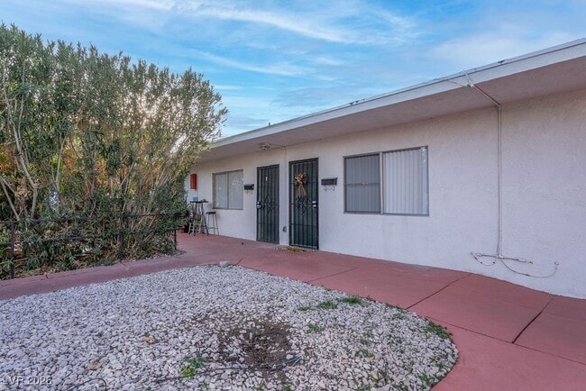 Building Photo - 342 S Water St