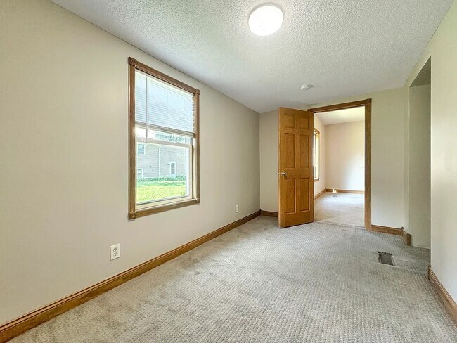 Building Photo - 465 3rd Ave