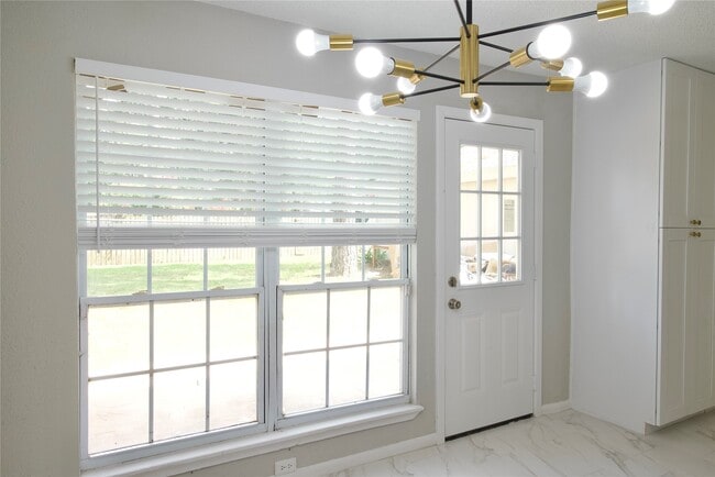 Building Photo - 5111 Pinewilde Dr