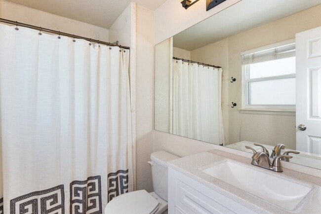 Building Photo - 4 BED 3 BATH HOME IN FOX HILL!