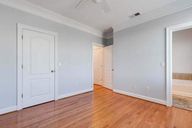 Building Photo - 3 Bedroom Townhome in Oregon Hill!