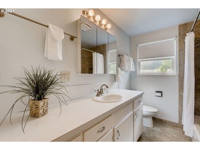 Building Photo - SE 3 Bed | 1 Bath | Expansive Backyard | P...