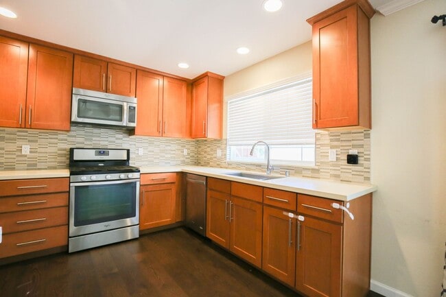 Building Photo - Newer Contemporary Home for Rent - Conveni...