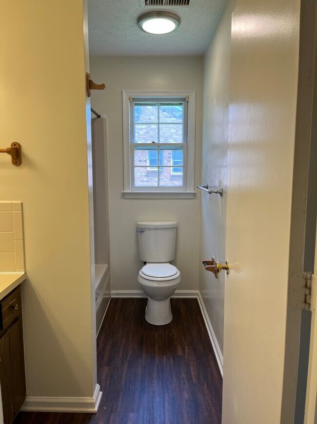 Building Photo - Updated 2 bedroom, 1 bath apartment with w...