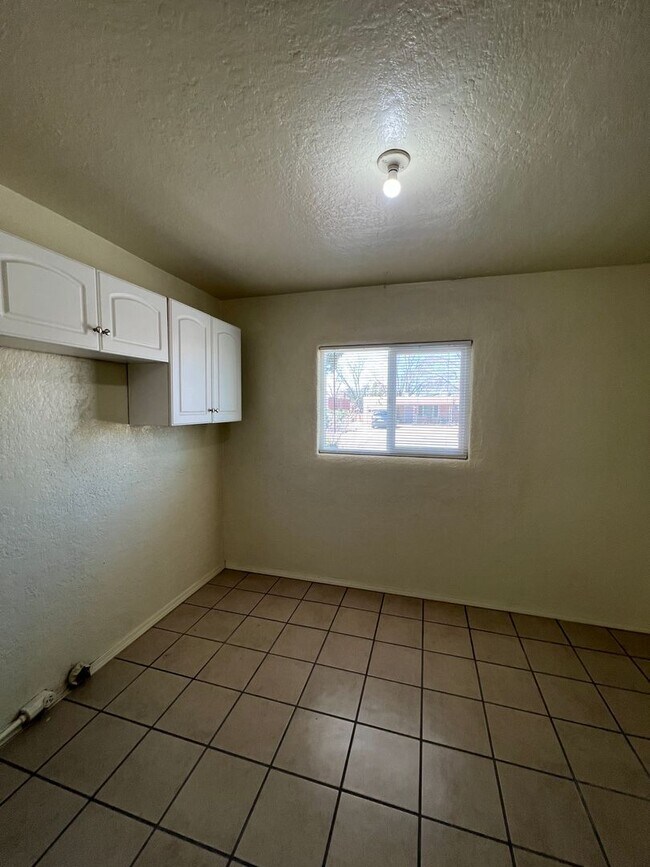 Building Photo - Nice 3 bedroom 1 3/4 Bath 2 Car Garage with large front and back yard!