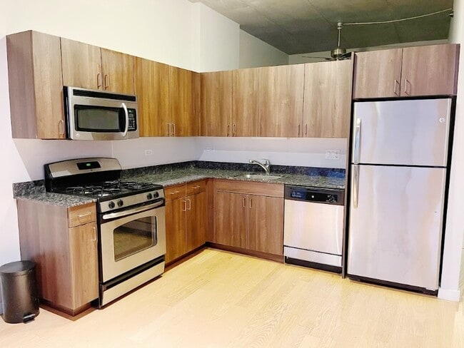 Building Photo - 235 W Van Buren St