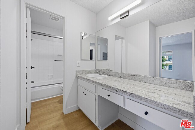 Building Photo - 1352 S Carmelina Ave