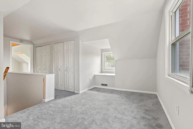 Building Photo - Picture-Perfect 2 Bedroom Home!