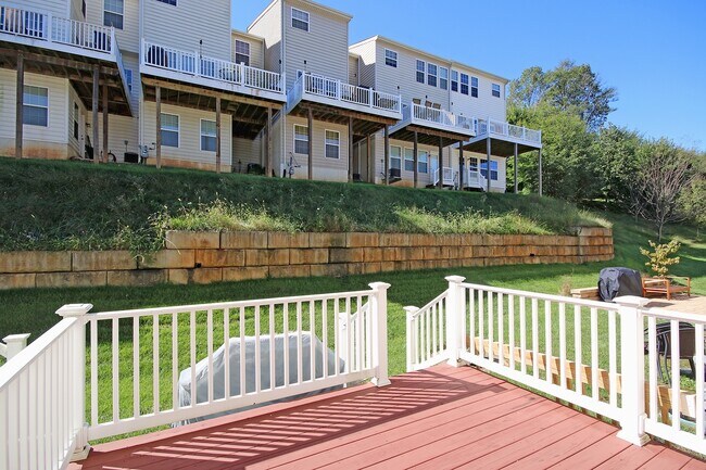Building Photo - Pet-Friendly Pavilions at Pantops Townhome