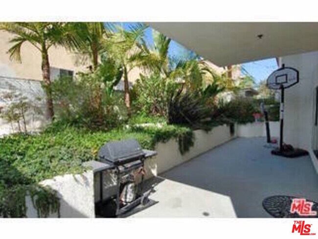 Building Photo - 10633 Eastborne Ave