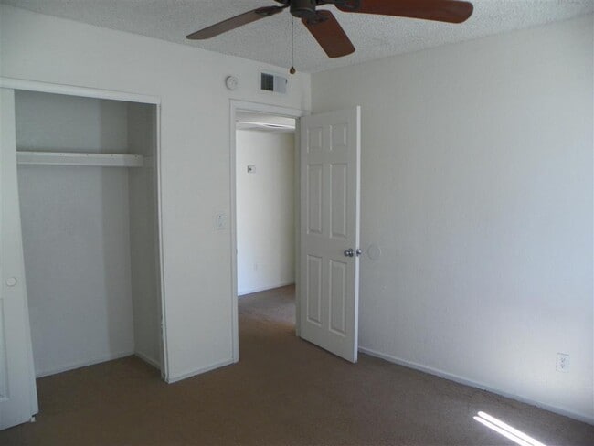 Building Photo - 3 Bedroom Townhome - Small Private Patio- ...
