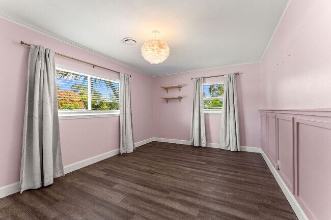 Building Photo - Charming 4-Bed with 2 Full Baths and Large...