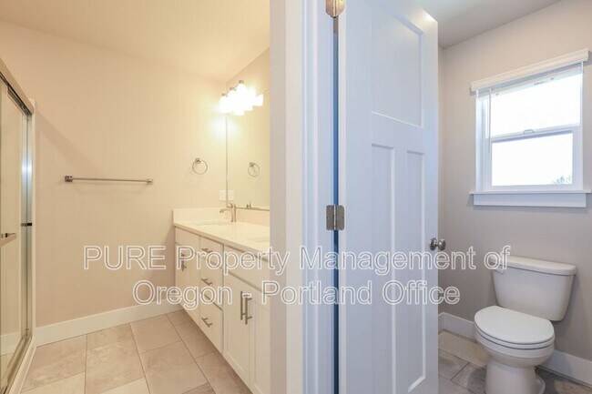 Building Photo - 504 NE Trillium Dr