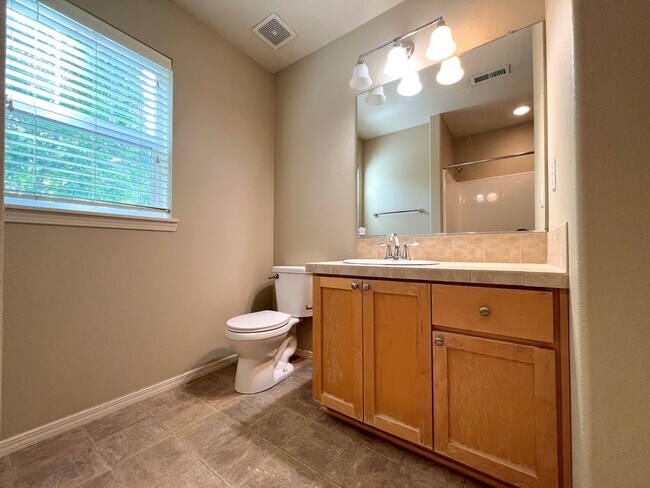 Building Photo - Beautiful 3-Bedroom Home in Hillsboro’s Desirable Arbor Roses Community!
