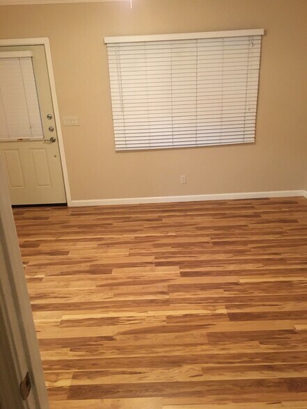 Building Photo - 2301 De la Vina St