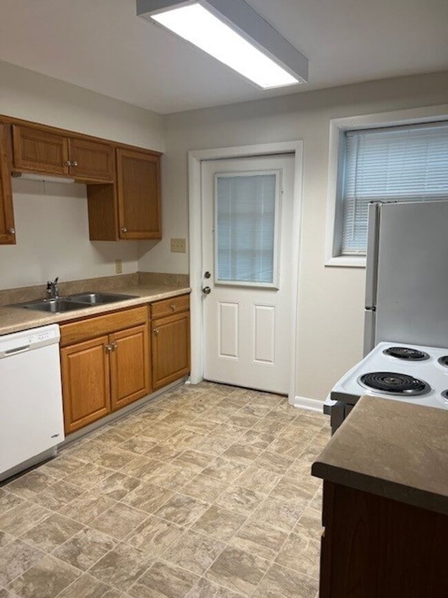 Building Photo - 1401 Narrow Ln