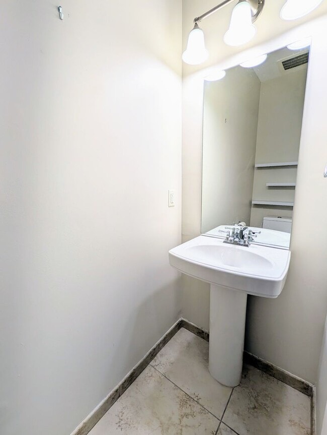 Building Photo - Modern 1BR/1BA Condo with 2 Parking Spaces – Prime Coral Gables Location