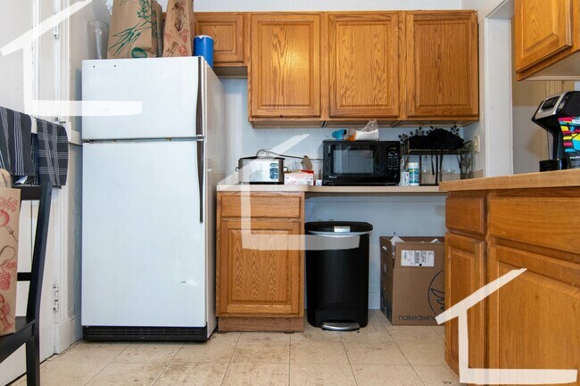 Building Photo - 9/1 Spacious 2BR w/heat inc, balcony on Br...