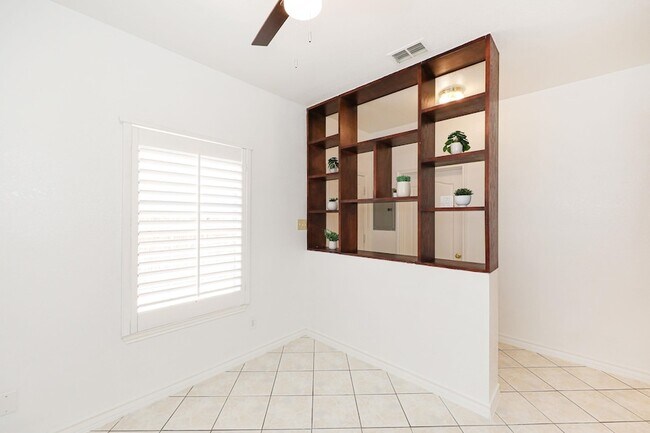 Building Photo - 1000 Ranchway Dr