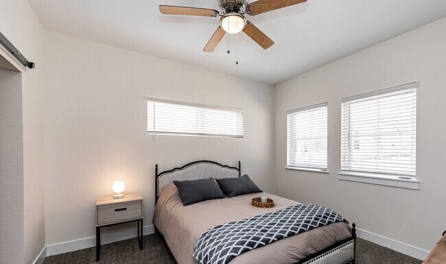 Building Photo - 1 Bed Luxury Apartment near Garden of the Gods