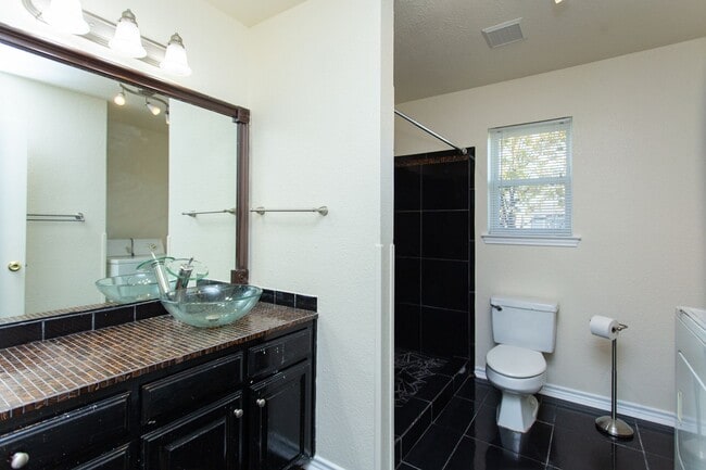 Building Photo - Spacious 2 Bedroom Home!