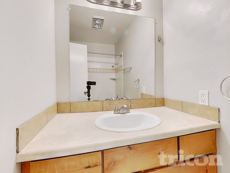 Building Photo - 1400 Ebbetts Dr