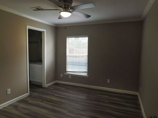 Building Photo - Room For Rent
