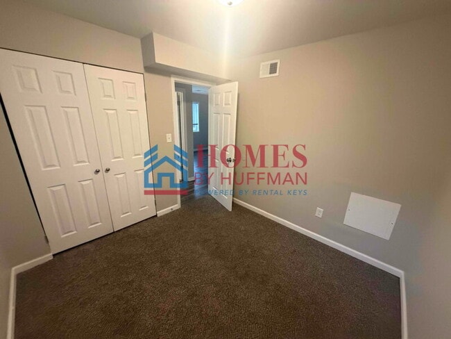 Building Photo - 2 Bedroom Apartment | Downstairs | Laundry Facility | Move In Special