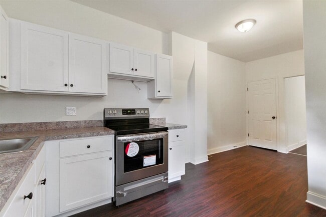 Building Photo - Spacious 5 Bedroom, 2 Bath Home in York City!