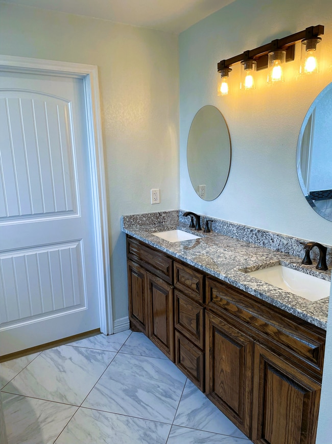 Building Photo - 713 Overlook Dr