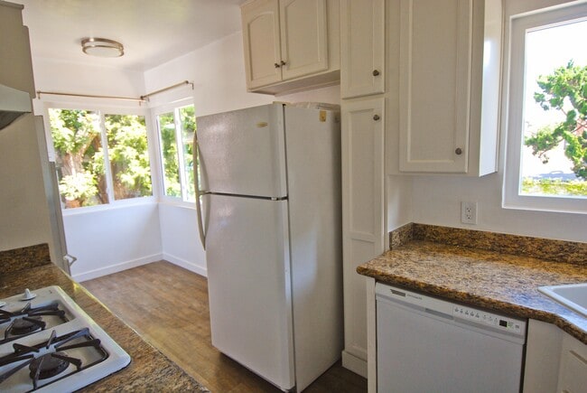 Building Photo - 1446 Manhattan Beach Blvd