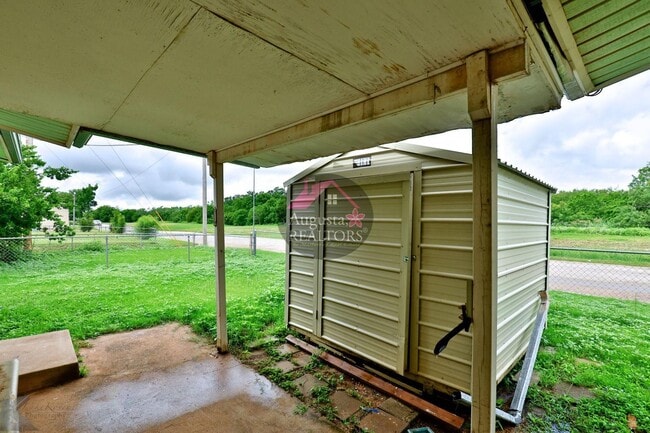 Building Photo - 3 Bedroom With Fresh Updates!
