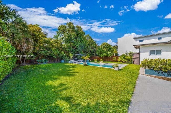 Building Photo - 3531 SW 1st Ave