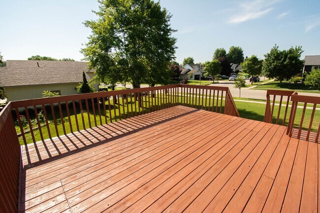 Building Photo - Pristine, Bright, and Move-In Ready in SW Rochester!
