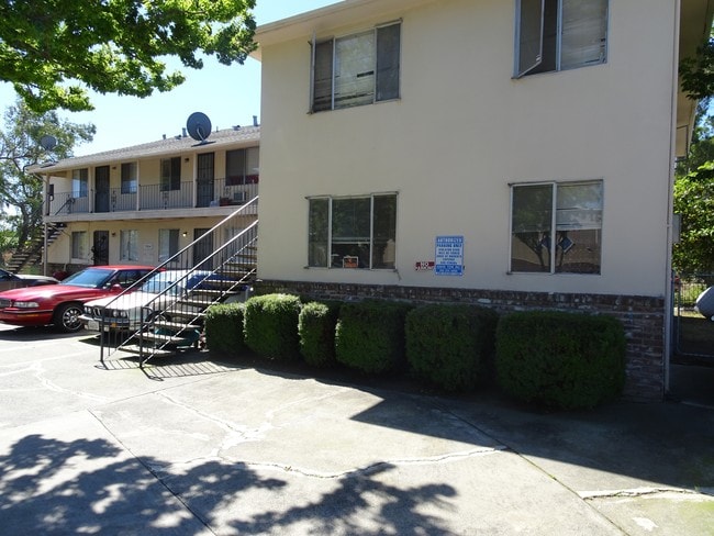 Building Photo - Young Street Apartments