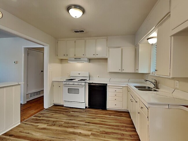 Building Photo - 1002 Noble Ave