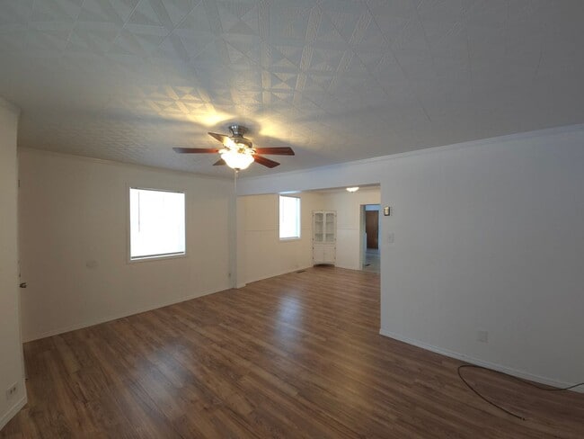 Building Photo - Nice house with a huge garage