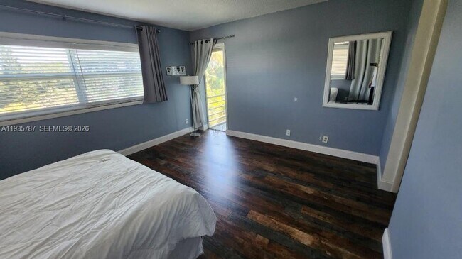 Building Photo - 700 NE 14th Ave