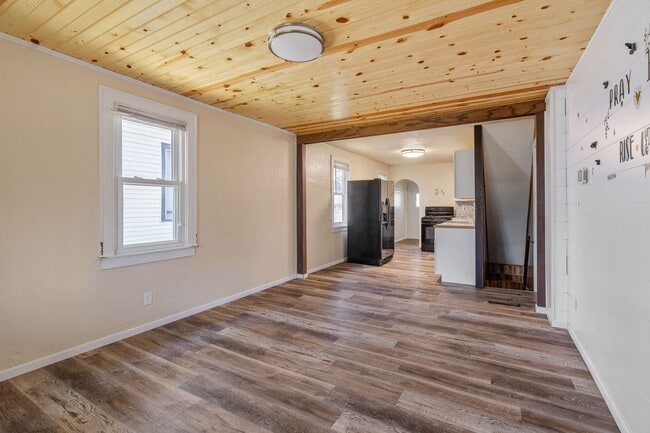 Building Photo - Your Timeless Haven in St. Paul for $2,599/month! $250 OFF 1st MONTH!