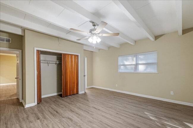 Building Photo - 207 Iris Cir