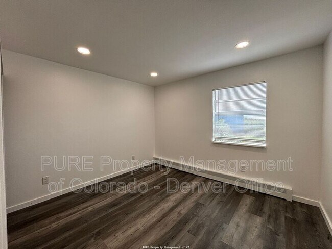 Building Photo - 1150 Golden Cir