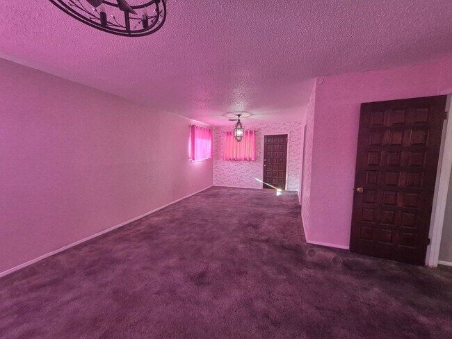 Building Photo - Spacious 4 bedroom 2 bath