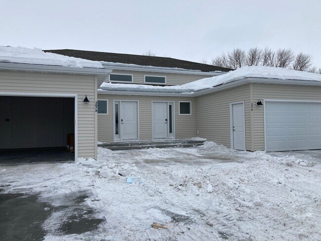 Building Photo - 4 Bed  3 Bath Twin Home