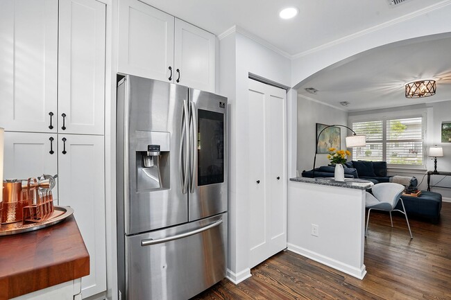 Building Photo - Fully Furnished Home, CONVENIENT LOCATION