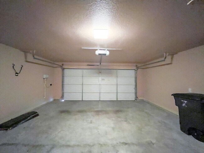 Building Photo - Available NOW This charming 1 story, 3 bedroom, 2 bath house could be your next home! Beautiful c...