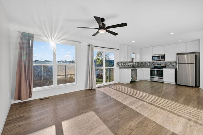 Building Photo - Modern 2-Bedroom Townhome