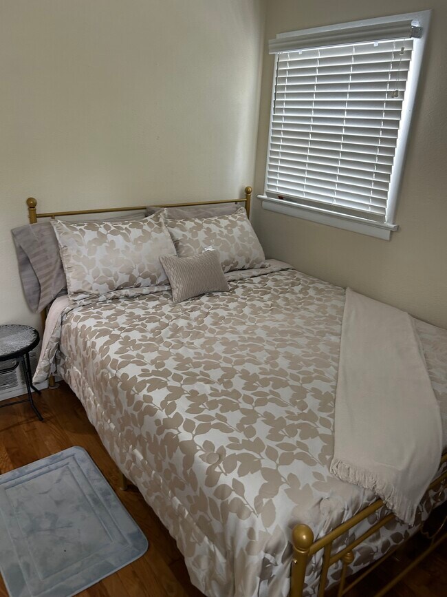 Building Photo - 937 Edgehill Dr