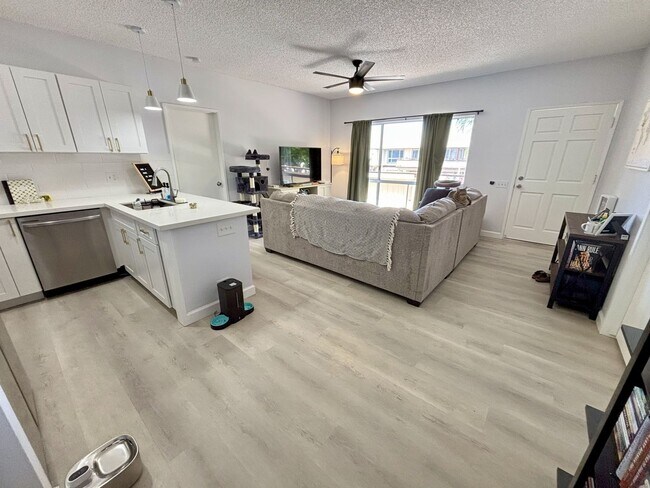 Building Photo - 2 (PRIVATE) BDRM/2-FULL (ON-SUITE) BATHS I...